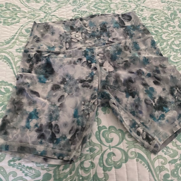 Lululemon short real nice fit very comfortable - Picture 4 of 4